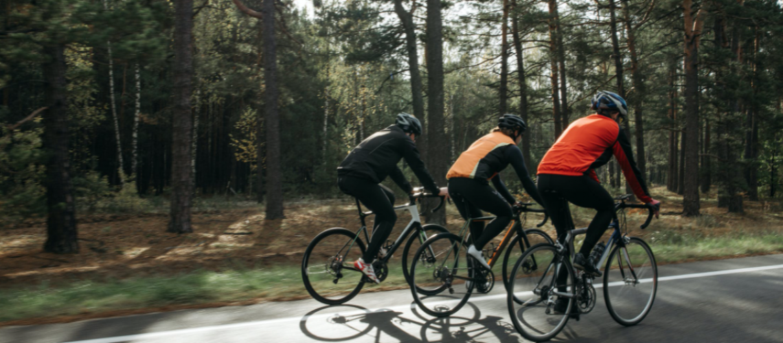 drie wielrenners in het bos effytool