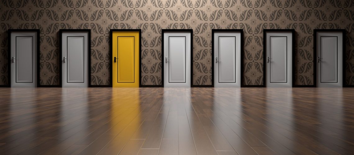 Verschillende deuren, één geel. De kans
